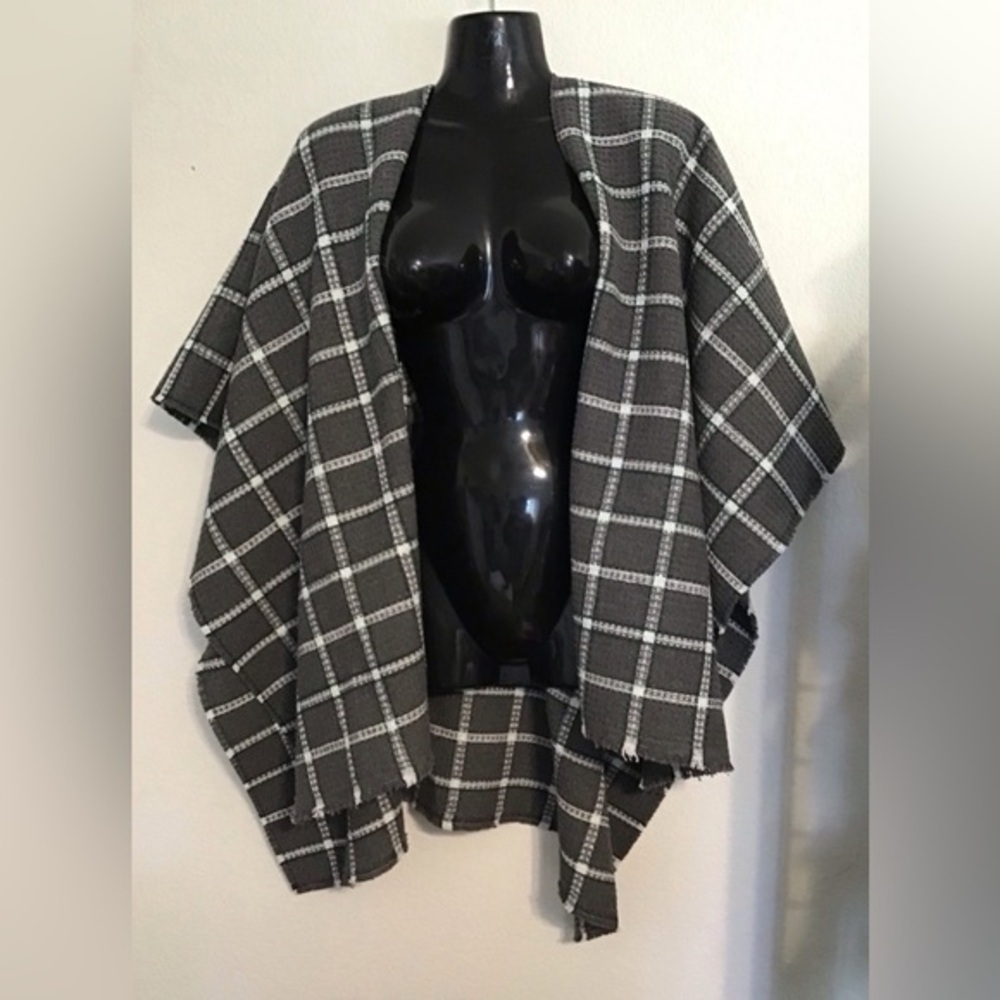 Forever Dreams women’s cape/shawl. Size One Size